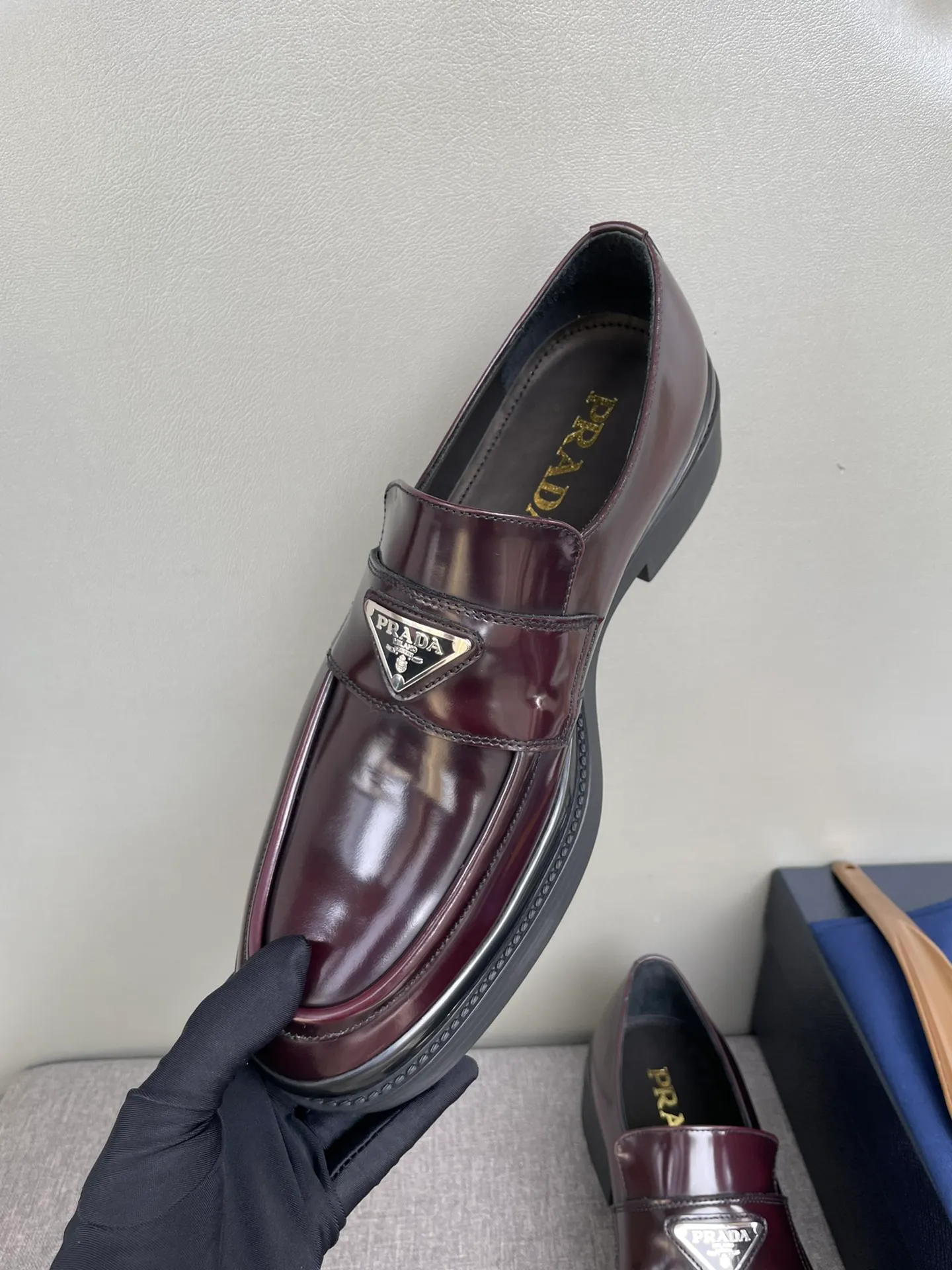 Men's shoes 💰860 💰Best recommendation✨PRADA Prada top purchasing quality imported upper with color-brushed edge beads carved toe design cowhide lining private molded TPU outsole non-slip, wear-resistant and elastic fashionable and versatile burgundy black blue 39-44 in stock (38, 45 customized for replacement, return and exchange)
